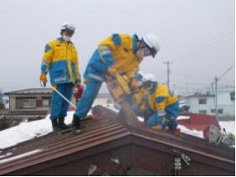 住居屋根からの救出救助訓練の状況