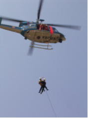 ヘリコプターによる救出状況