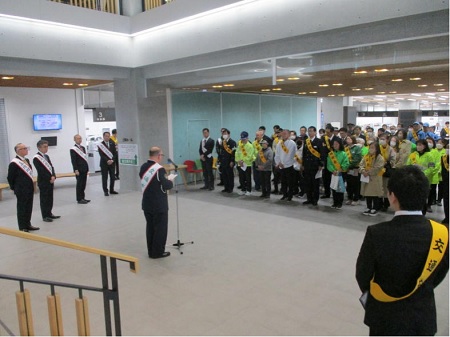 >五所川原市役所東側交差点における「春の全国交通安全運動早朝街頭活動」