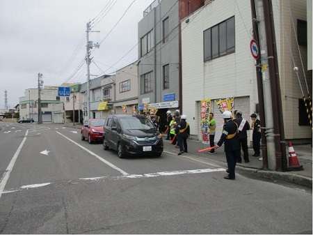 >五所川原市役所東側交差点における「春の全国交通安全運動早朝街頭活動」