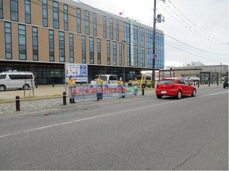 >五所川原市役所東側交差点における「春の全国交通安全運動早朝街頭活動」